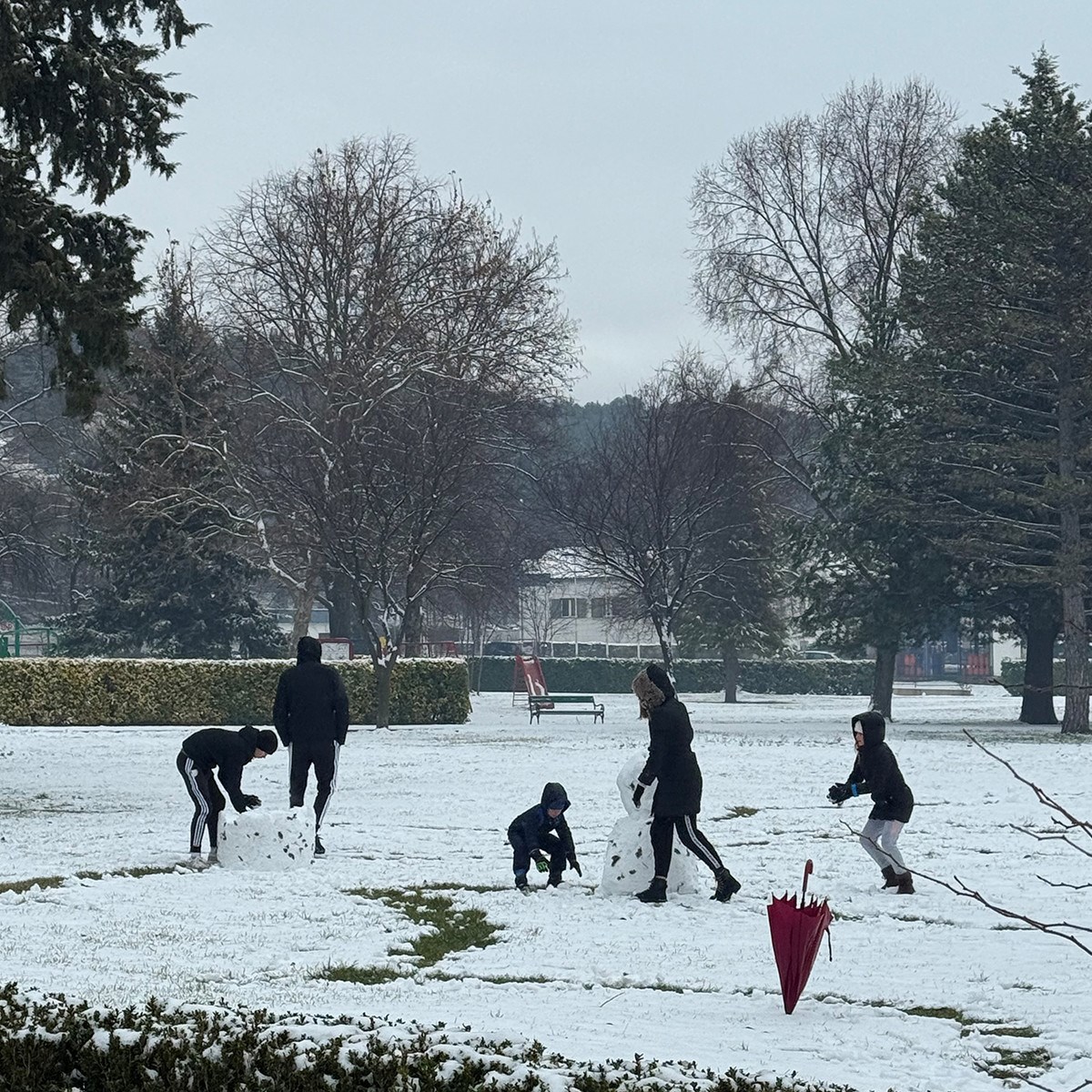 FOTO I VIDEO Snježne pahulje zabijelile Dalmaciju. Grudanje, smijeh i zimska čarolija
