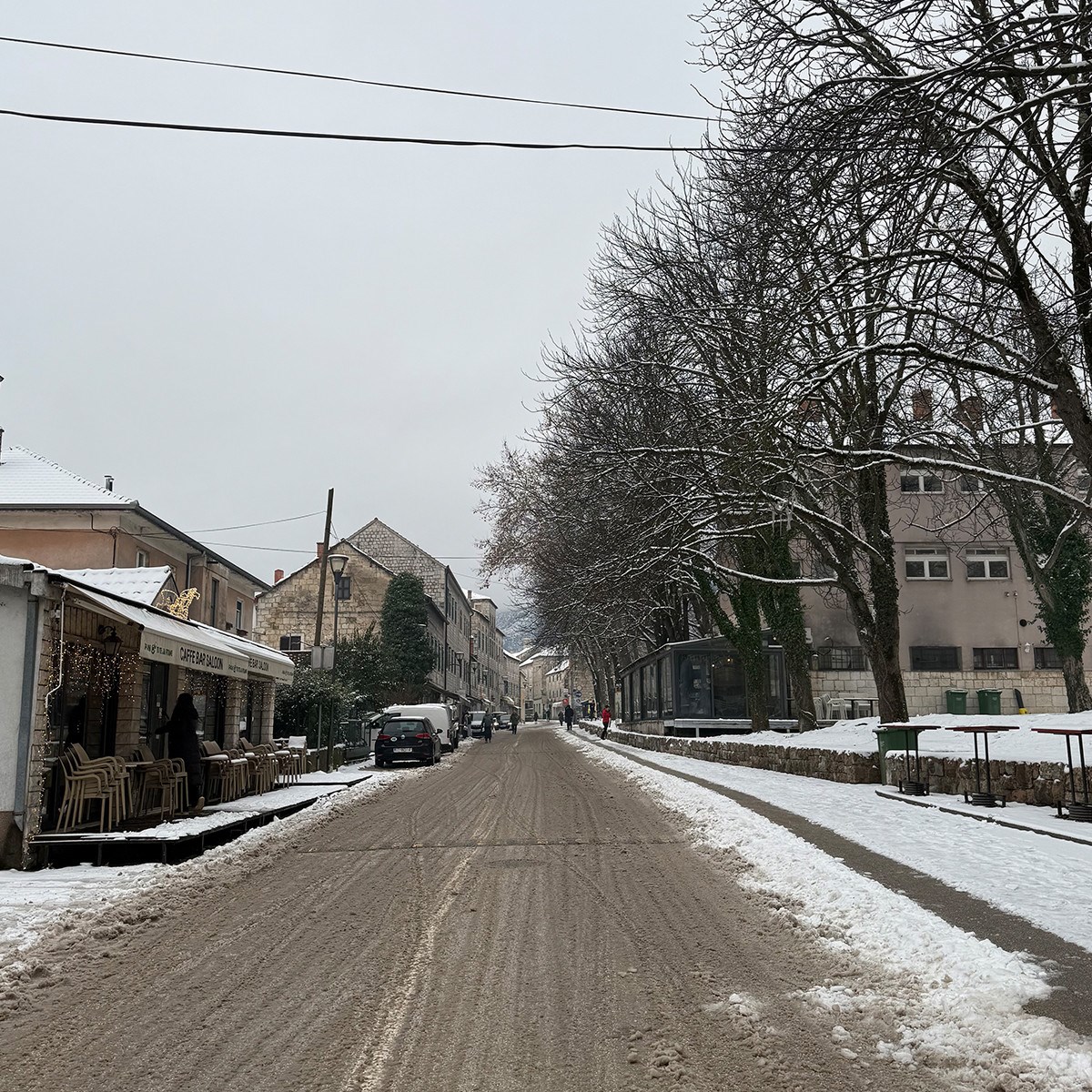 FOTO I VIDEO Snježne pahulje zabijelile Dalmaciju. Grudanje, smijeh i zimska čarolija