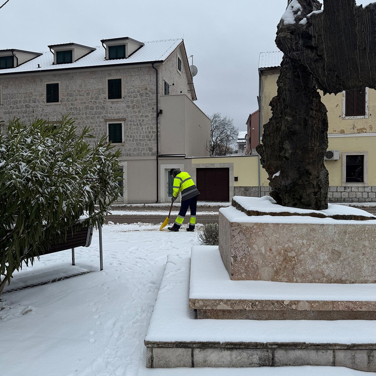 FOTO I VIDEO Snježne pahulje zabijelile Dalmaciju. Grudanje, smijeh i zimska čarolija