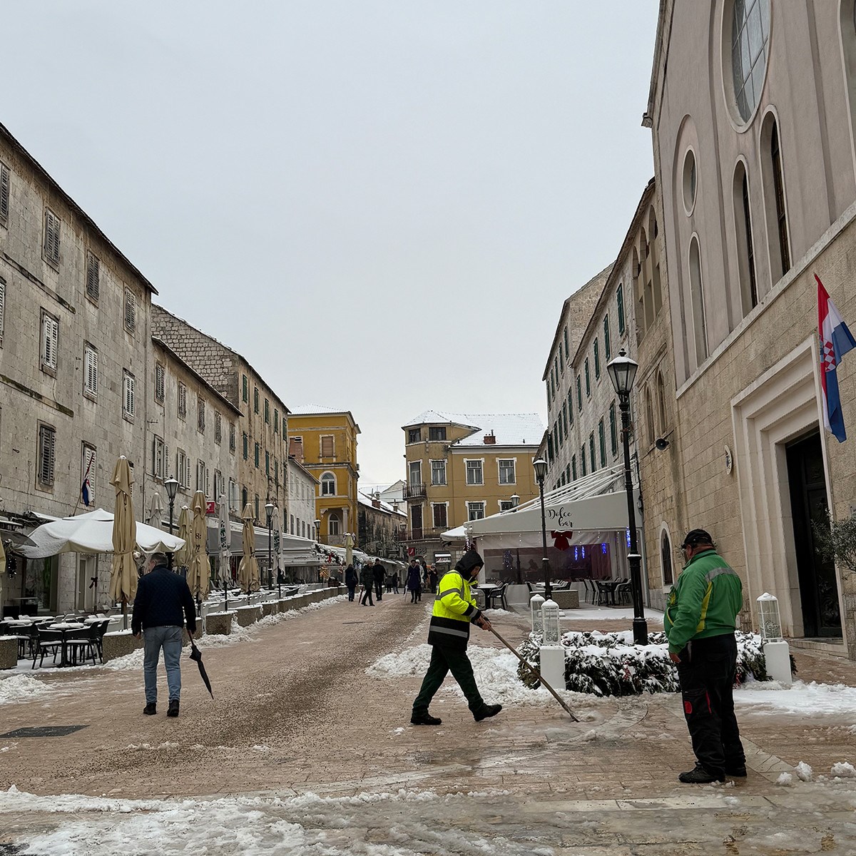 FOTO I VIDEO Snježne pahulje zabijelile Dalmaciju. Grudanje, smijeh i zimska čarolija