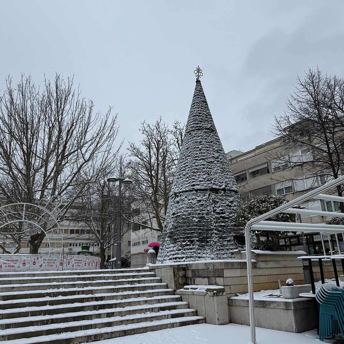 FOTO I VIDEO Snježne pahulje zabijelile Dalmaciju. Grudanje, smijeh i zimska čarolija