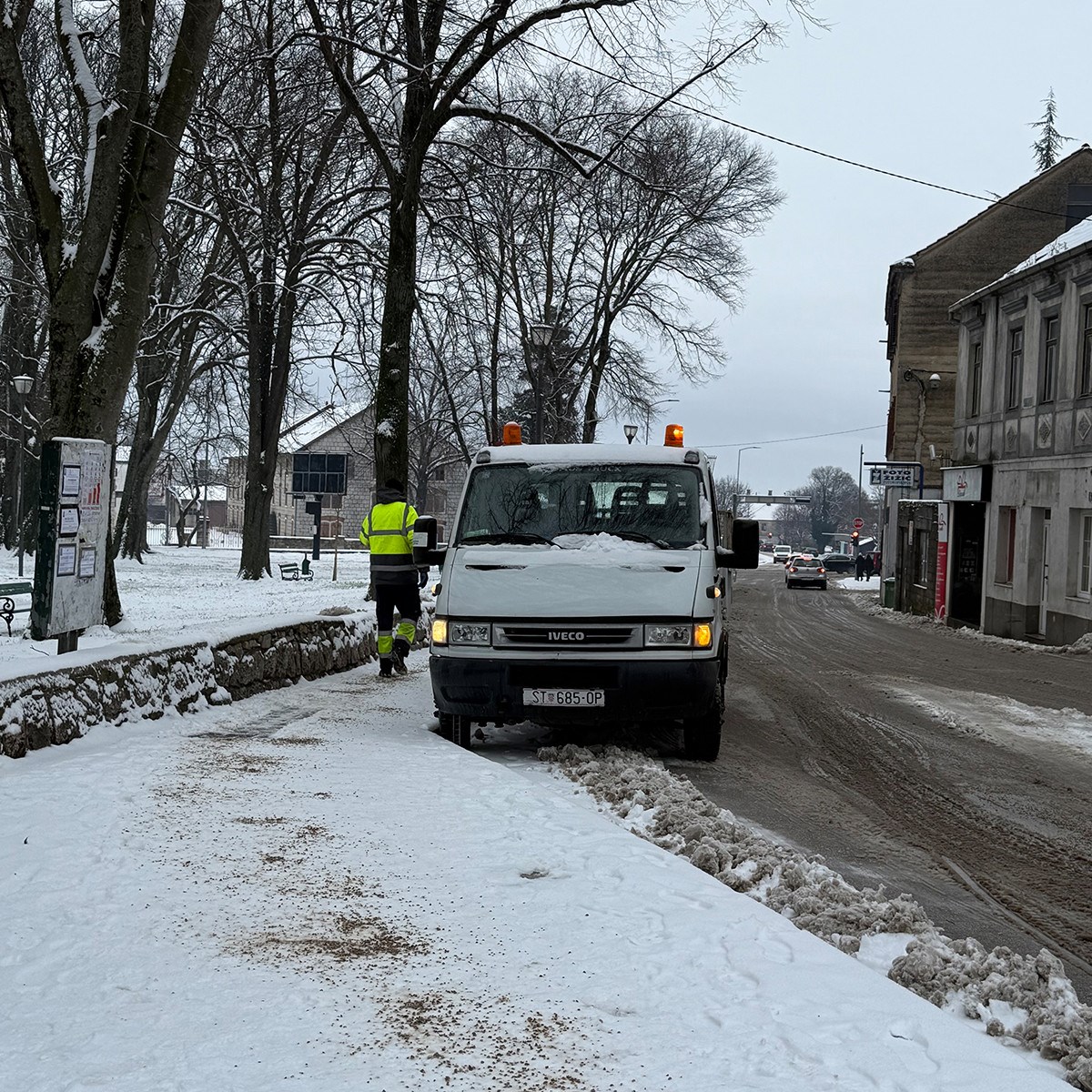 FOTO I VIDEO Snježne pahulje zabijelile Dalmaciju. Grudanje, smijeh i zimska čarolija