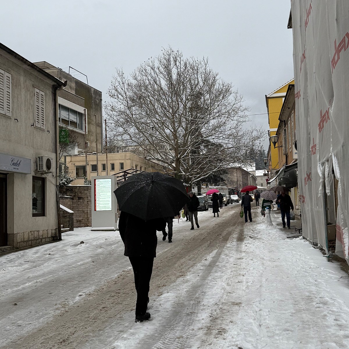 FOTO I VIDEO Snježne pahulje zabijelile Dalmaciju. Grudanje, smijeh i zimska čarolija