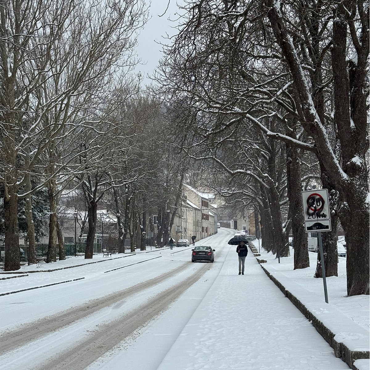 FOTO I VIDEO Snježne pahulje zabijelile Dalmaciju. Grudanje, smijeh i zimska čarolija