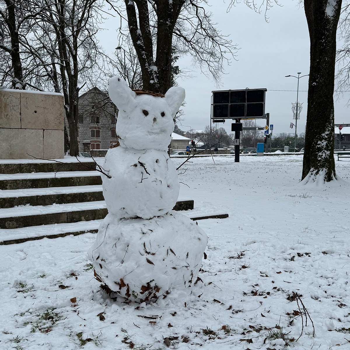 FOTO I VIDEO Snježne pahulje zabijelile Dalmaciju. Grudanje, smijeh i zimska čarolija