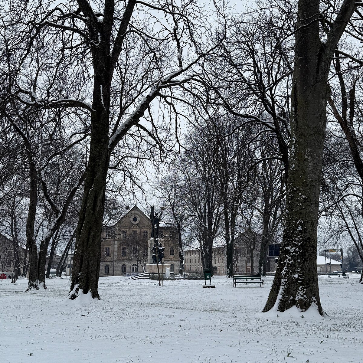 FOTO I VIDEO Snježne pahulje zabijelile Dalmaciju. Grudanje, smijeh i zimska čarolija