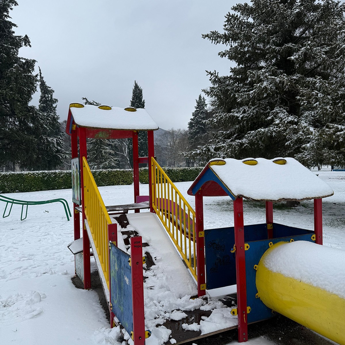 FOTO I VIDEO Snježne pahulje zabijelile Dalmaciju. Grudanje, smijeh i zimska čarolija