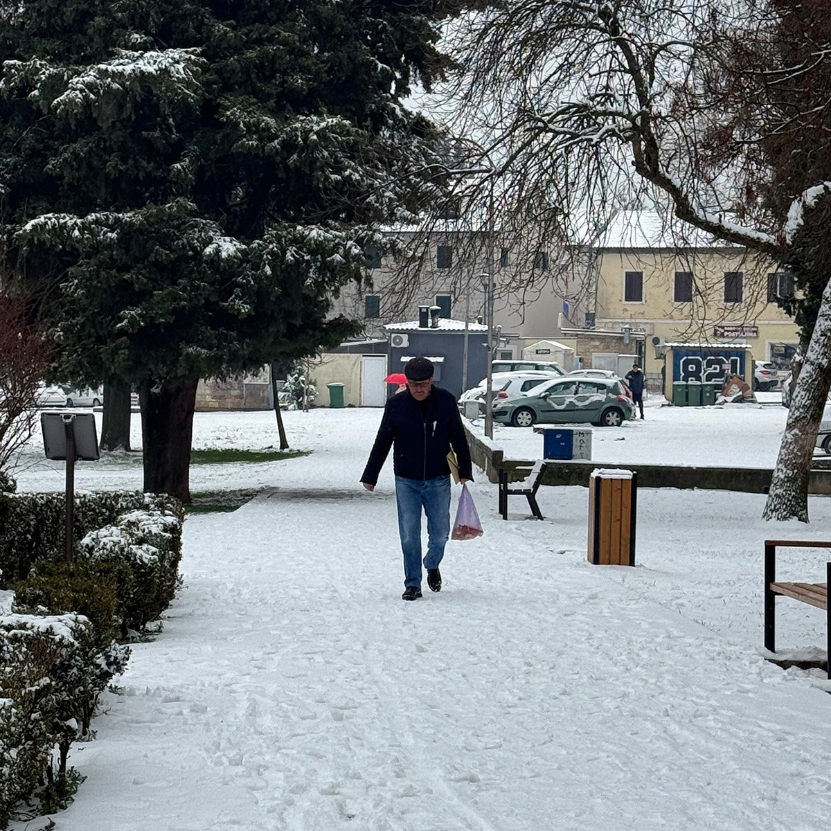 FOTO I VIDEO Snježne pahulje zabijelile Dalmaciju. Grudanje, smijeh i zimska čarolija