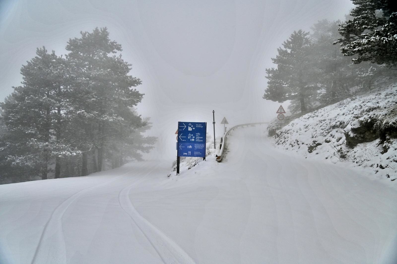 FOTO I VIDEO Snijeg prekrio "nebesku šetnicu" na Biokovu. Ovo se ne viđa često