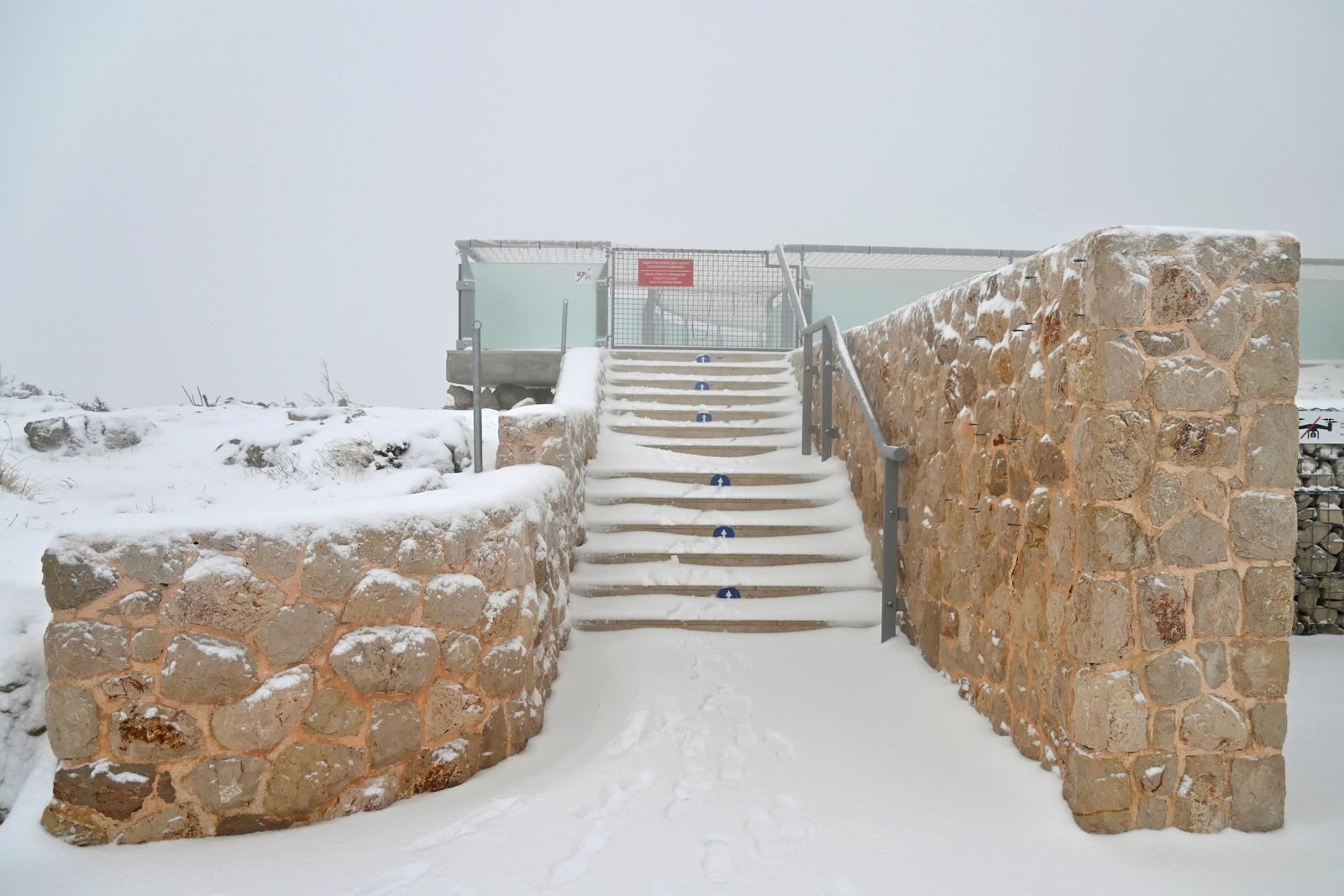 FOTO I VIDEO Snijeg prekrio "nebesku šetnicu" na Biokovu. Ovo se ne viđa često