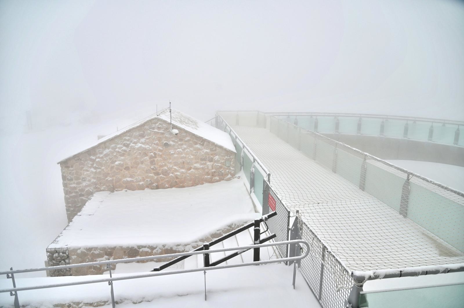FOTO I VIDEO Snijeg prekrio "nebesku šetnicu" na Biokovu. Ovo se ne viđa često