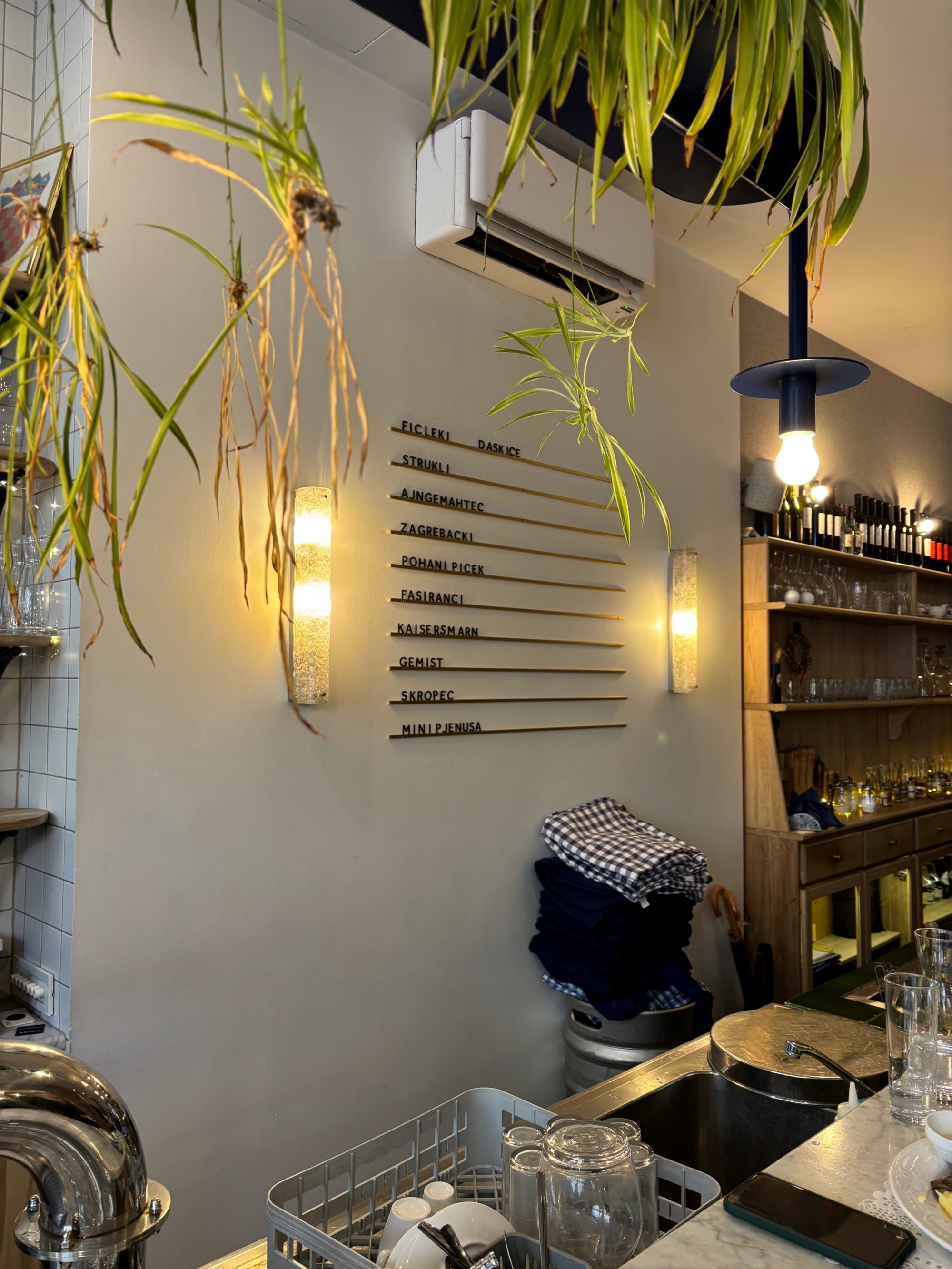 U ovom malom lokalu pojela sam odličan gablec. Nude prava, starinska jela