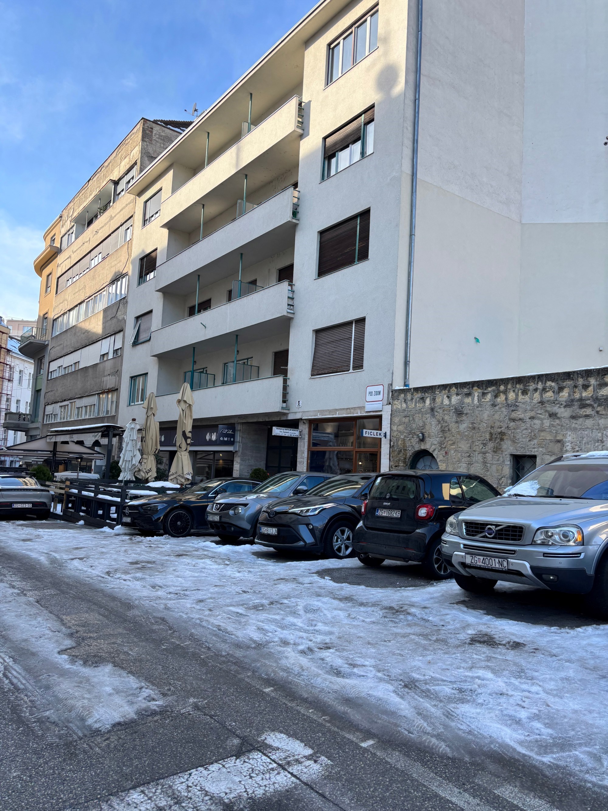 U ovom malom lokalu pojela sam odličan gablec. Nude prava, starinska jela