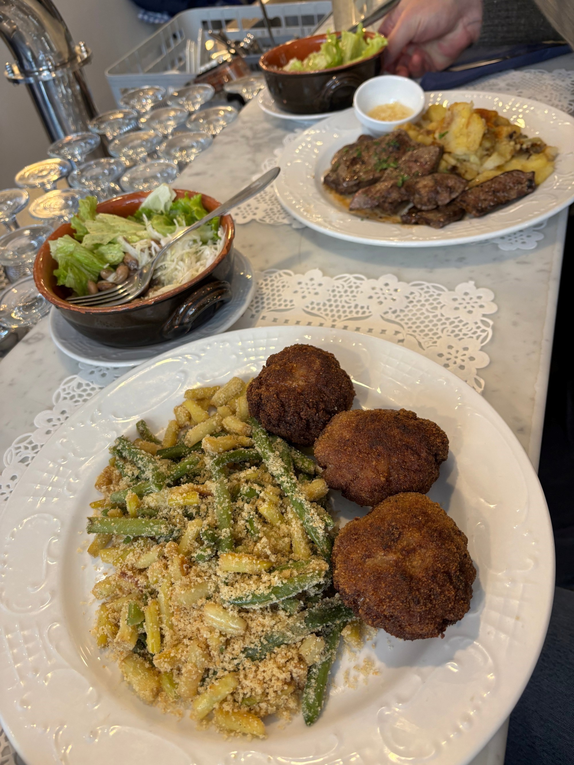 U ovom malom lokalu pojela sam odličan gablec. Nude prava, starinska jela