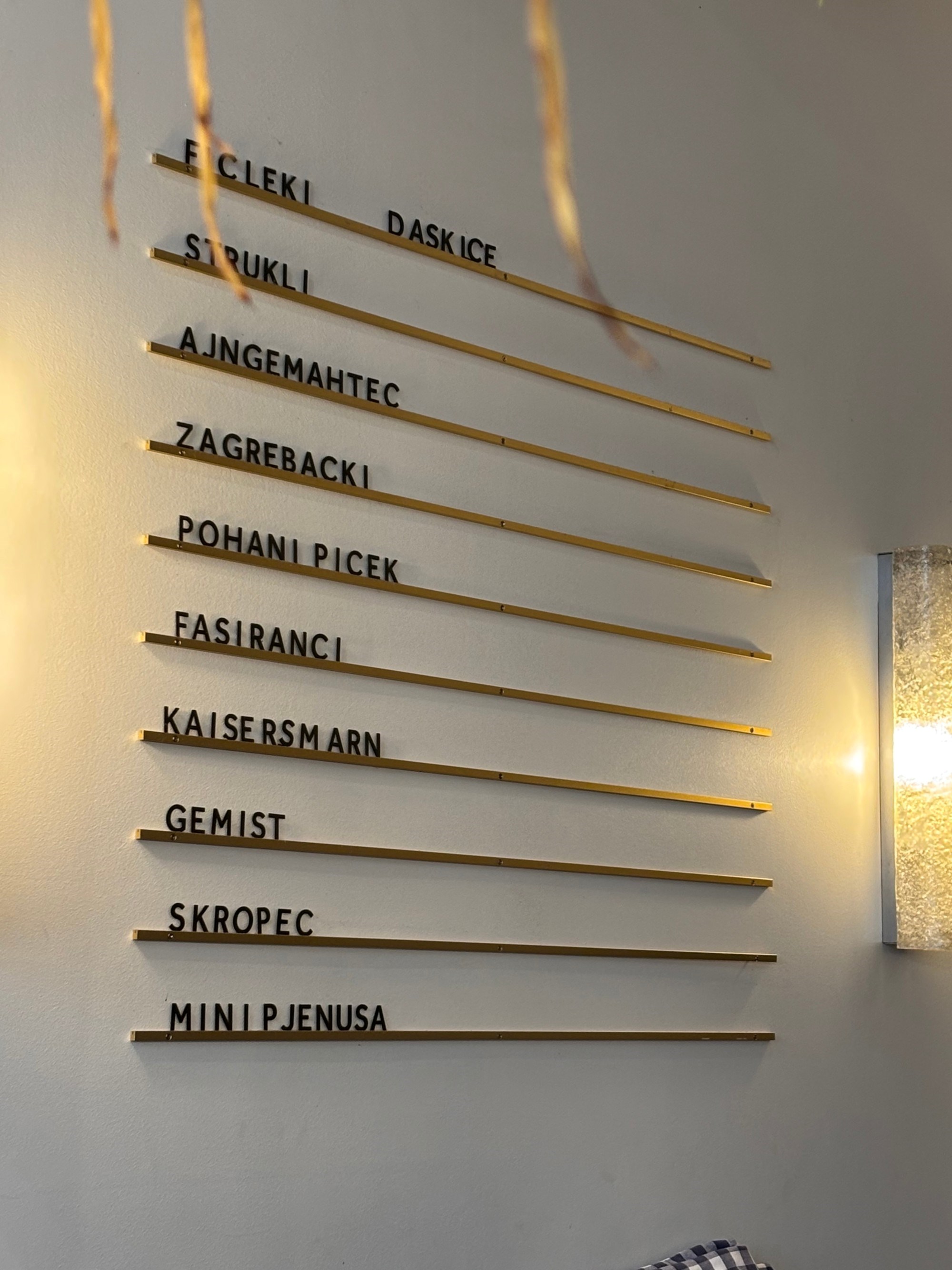 U ovom malom lokalu pojela sam odličan gablec. Nude prava, starinska jela