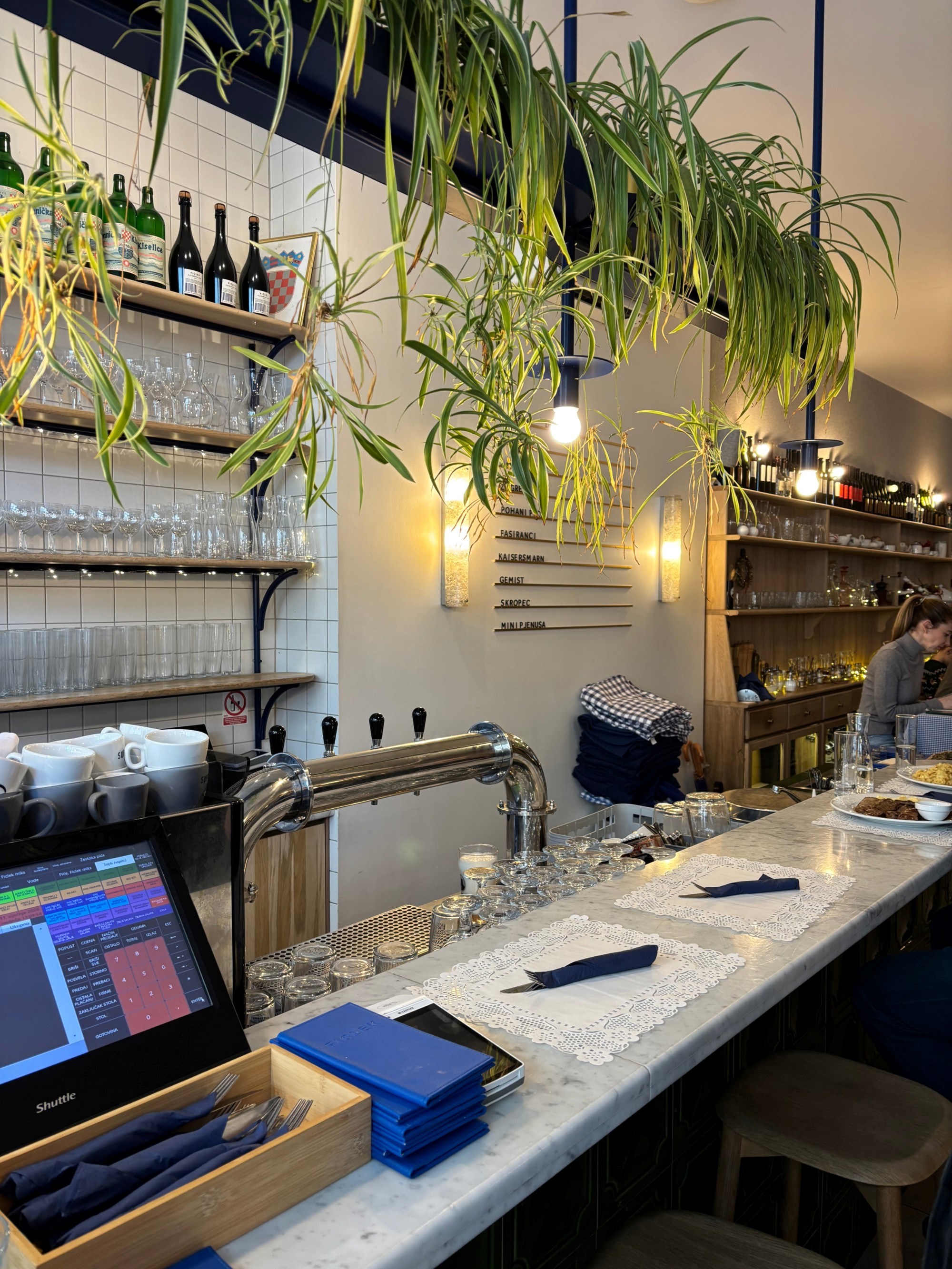 U ovom malom lokalu pojela sam odličan gablec. Nude prava, starinska jela