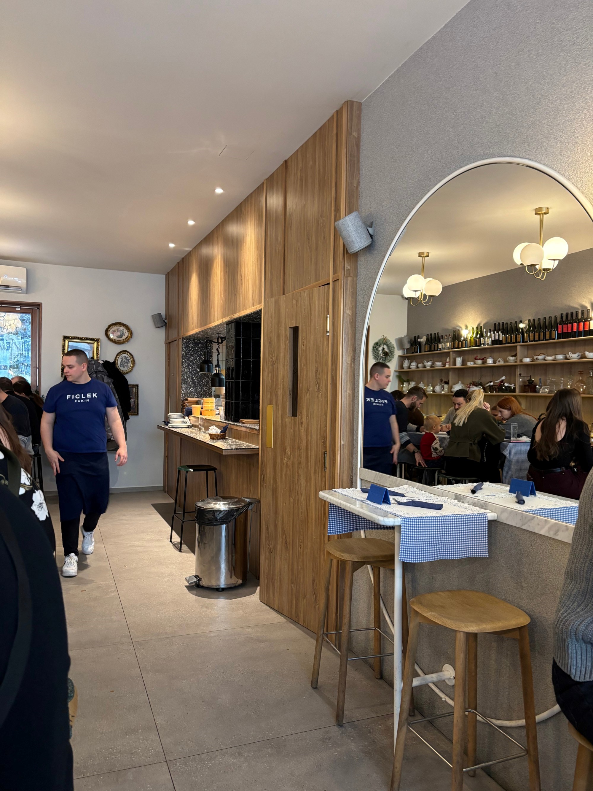 U ovom malom lokalu pojela sam odličan gablec. Nude prava, starinska jela