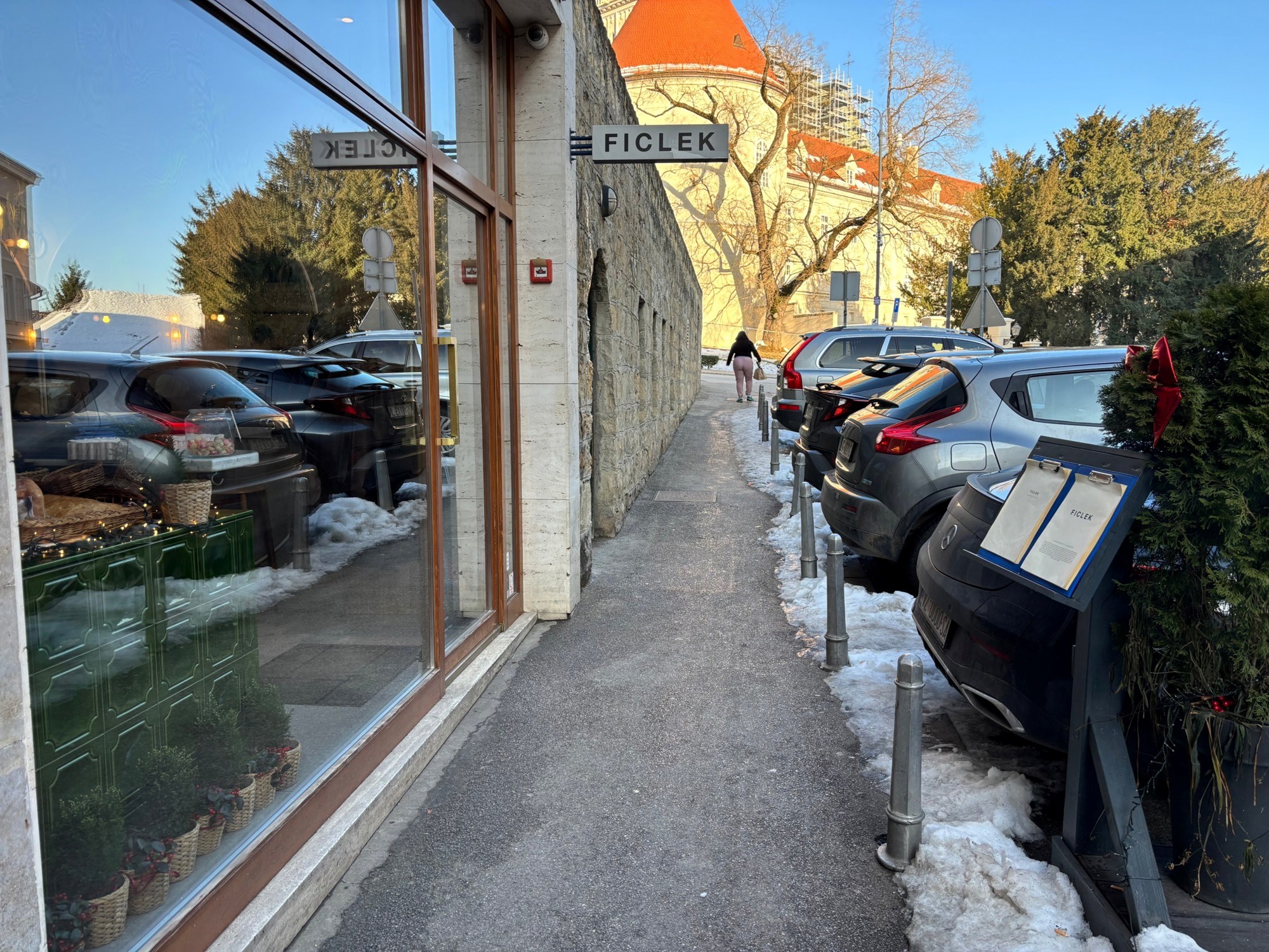 U ovom malom lokalu pojela sam odličan gablec. Nude prava, starinska jela