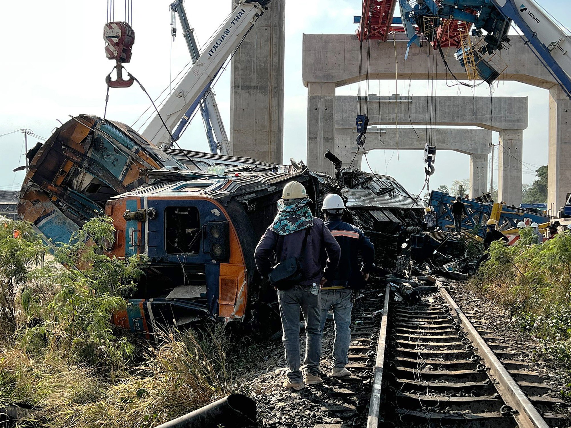 FOTO Dizalica pala na vlak u Tajlandu. Poginulo 28 ljudi, 64 ozlijeđeno