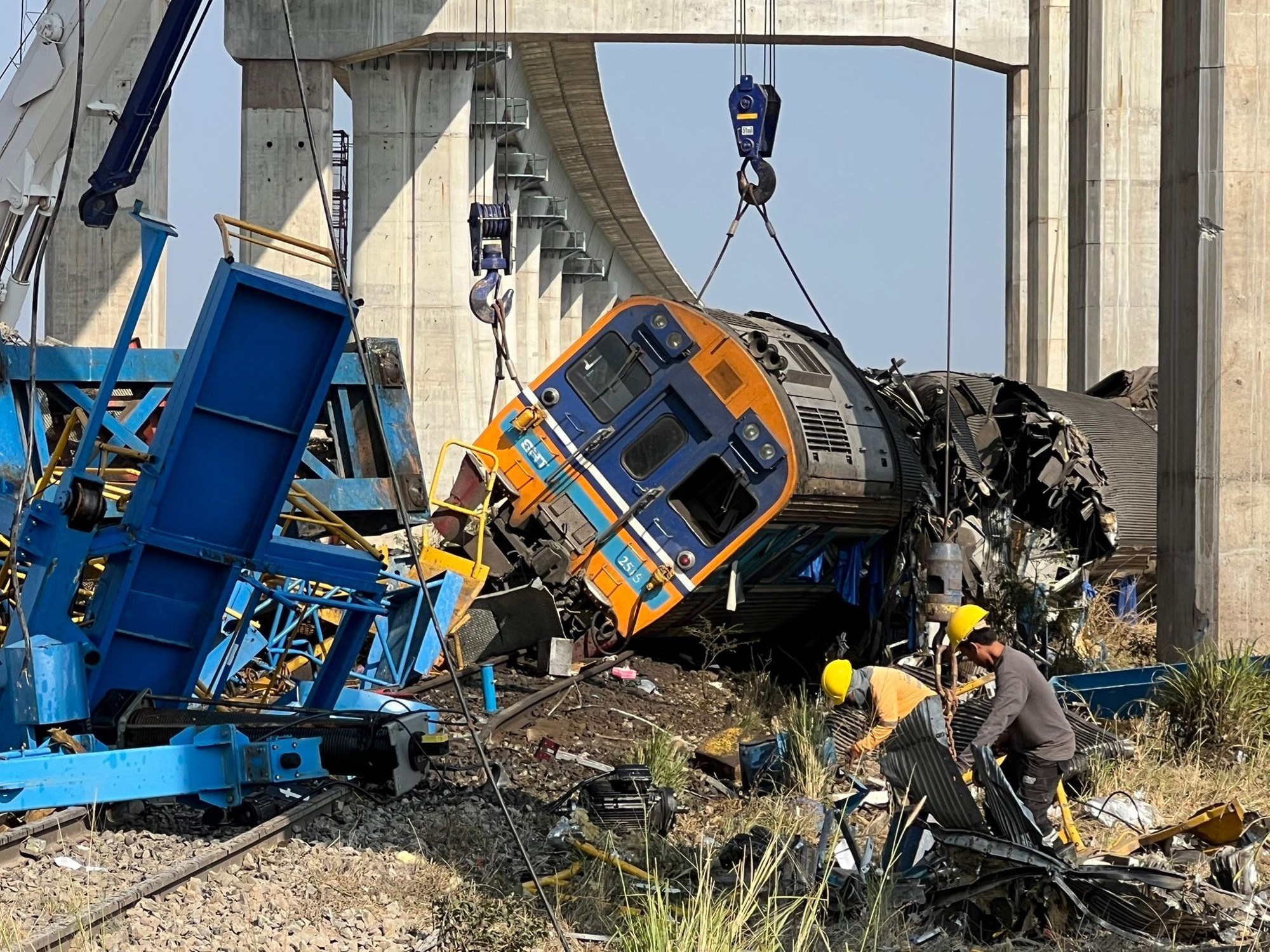 FOTO Dizalica pala na vlak u Tajlandu. Poginulo 28 ljudi, 64 ozlijeđeno