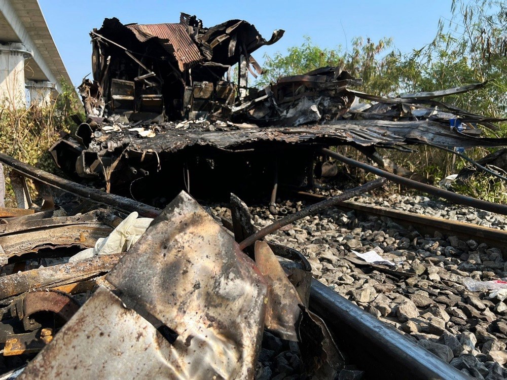 FOTO Dizalica pala na vlak u Tajlandu. Poginulo 28 ljudi, 64 ozlijeđeno