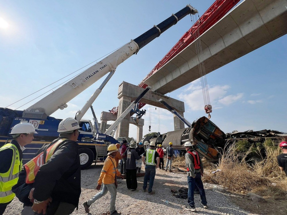FOTO Dizalica pala na vlak u Tajlandu. Poginulo 28 ljudi, 64 ozlijeđeno