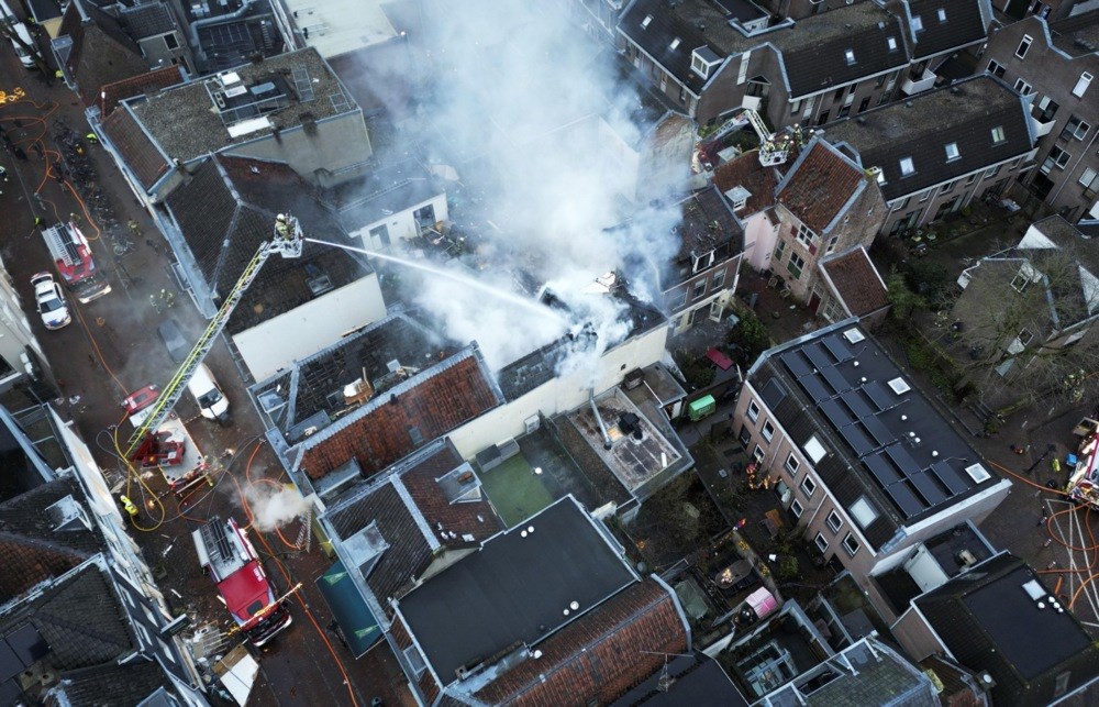 FOTO Eksplozija u stambenoj zgradi u Utrechtu, izbio velik požar. Ima ozlijeđenih