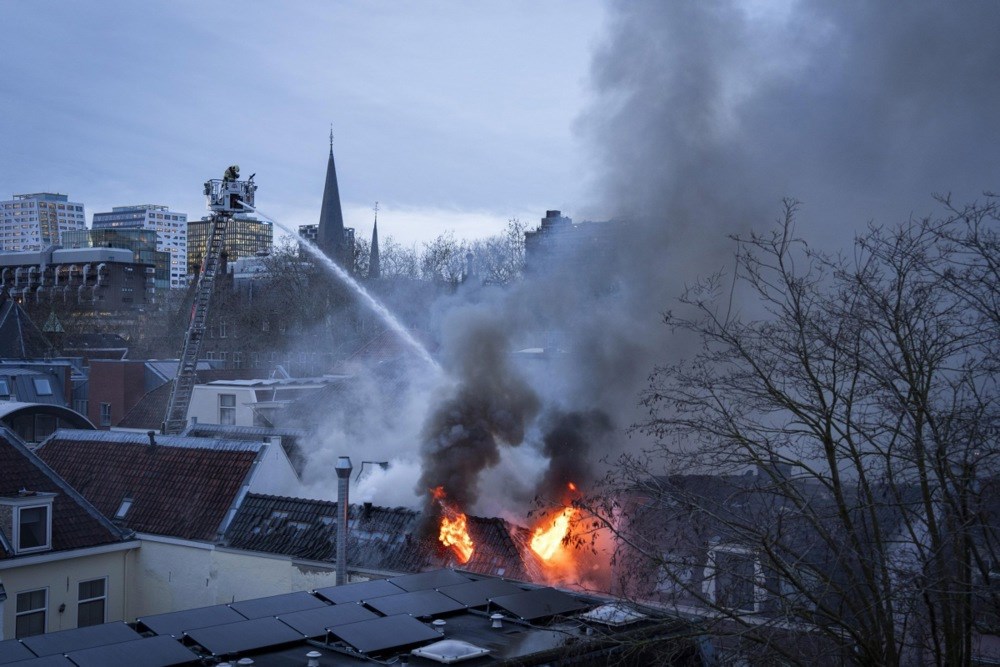 FOTO Eksplozija u stambenoj zgradi u Utrechtu, izbio velik požar. Ima ozlijeđenih