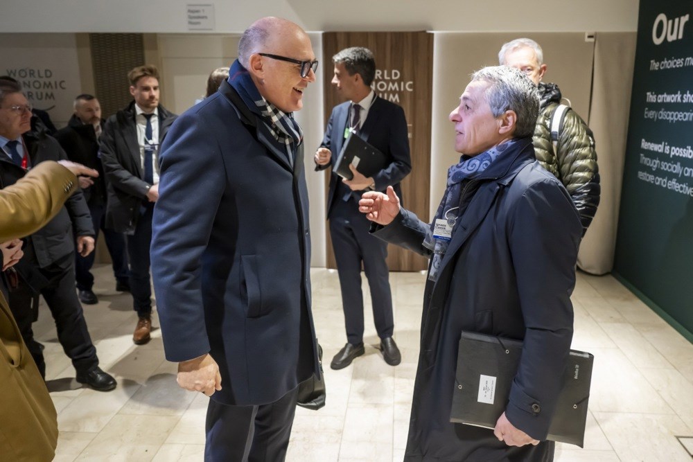 Švicarski ministar obrane, civilne zaštite i sporta Martin Pfister razgovara sa švicarskim ministrom vanjskih poslova, saveznim vijećnikom Ignaziom Cassisom.