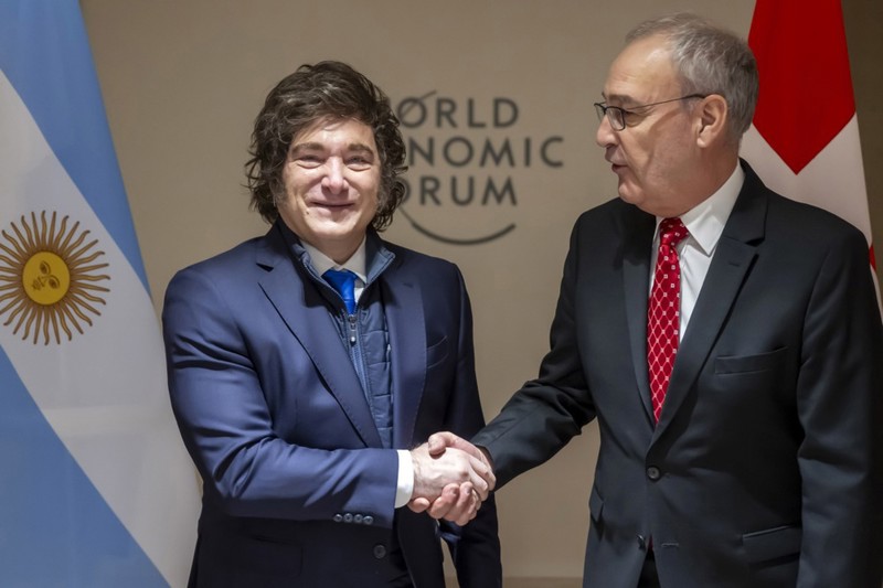 Argentinski predsjednik Javier Milei rukuje se sa švicarskim predsjednikom Guyem Parmelinom