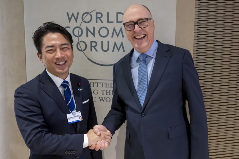 Japanski ministar obrane Shinjiro Koizumi rukuje se sa švicarskim ministrom obrane, civilne zaštite i sporta Martinom Pfisterom.