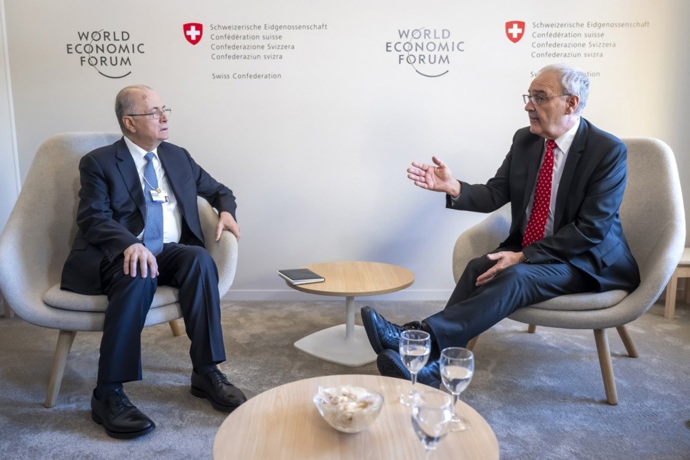 Premijer Palestinske nacionalne uprave Mohammad Mustafa  razgovara sa švicarskim saveznim predsjednikom Guyem Parmelinom