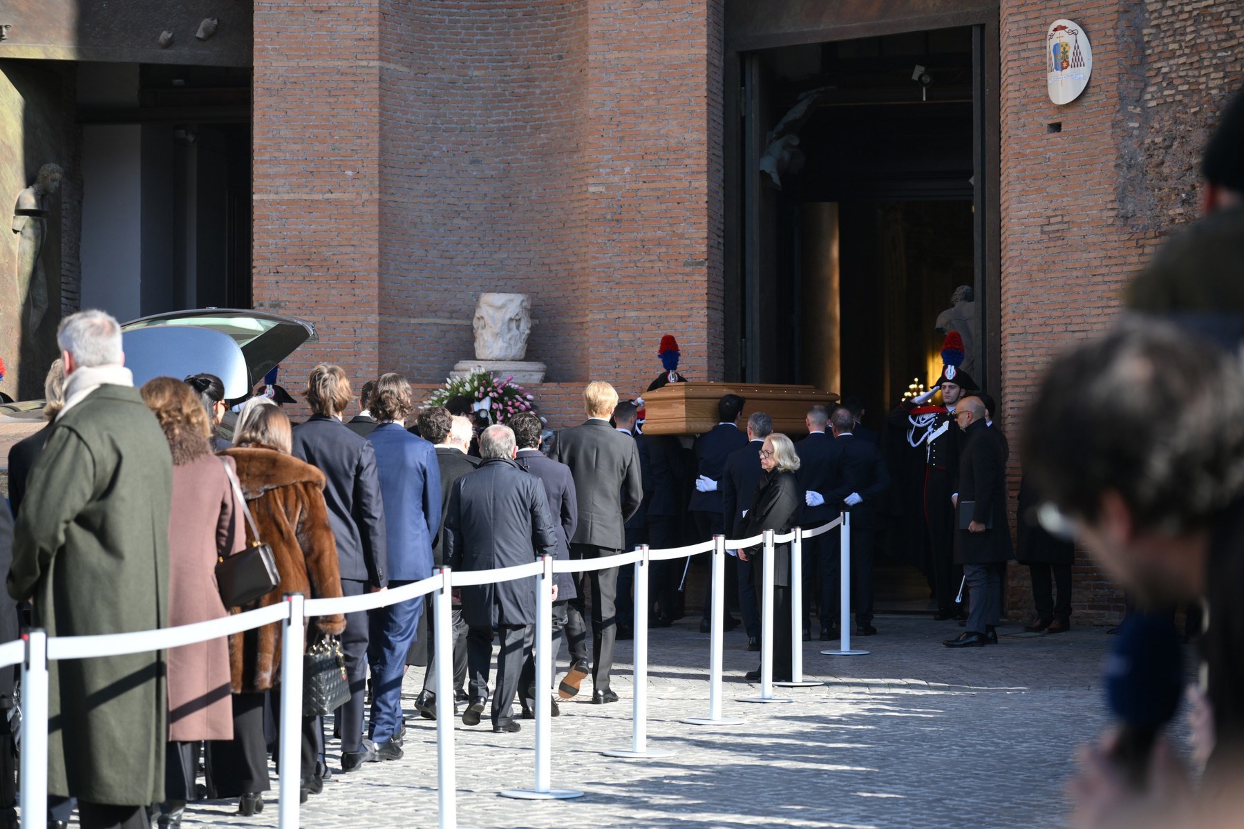 FOTO Slavni iz svijeta mode okupili su se na sprovodu Valentina Garavanija u Rimu