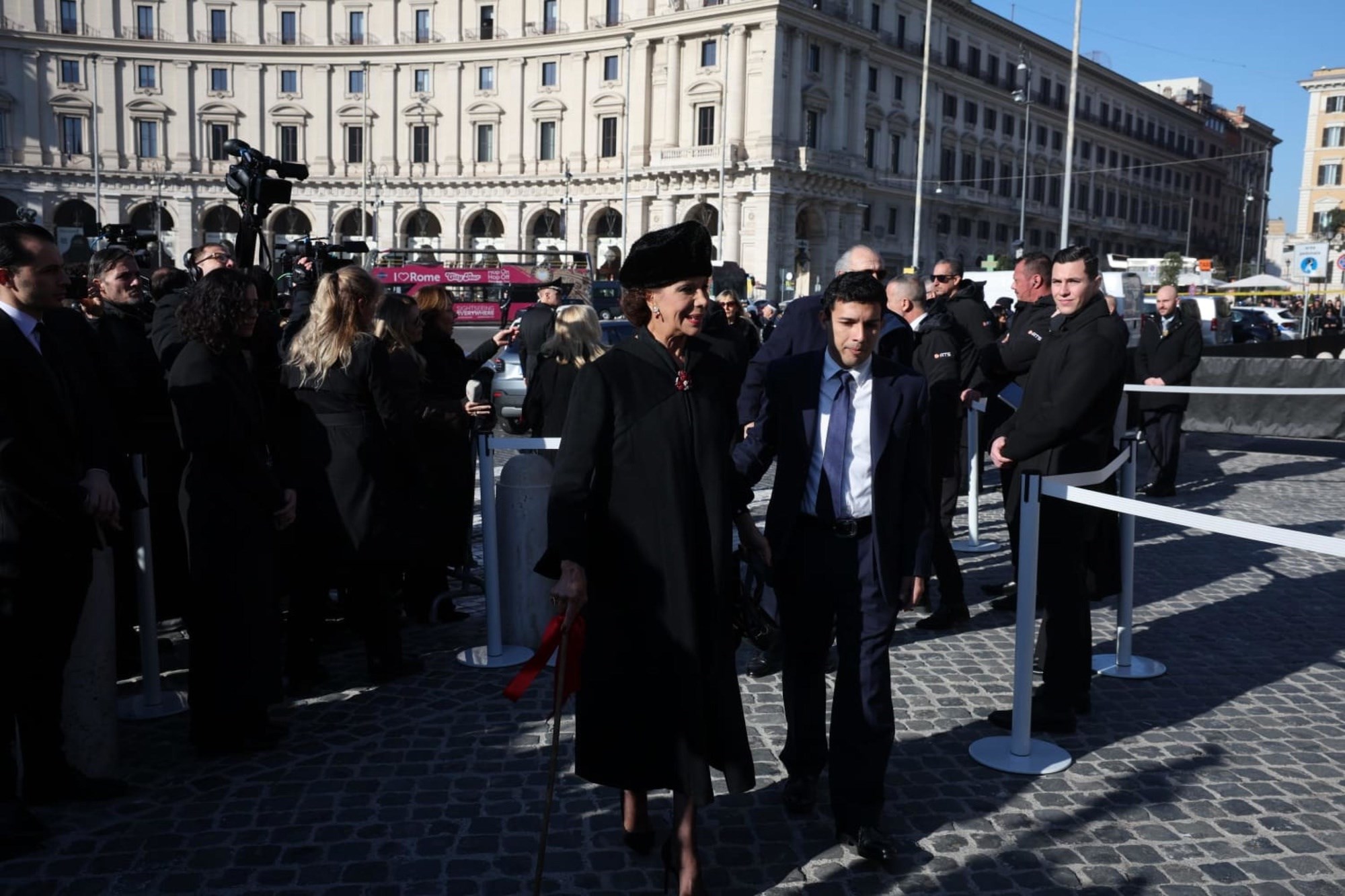 FOTO Slavni iz svijeta mode okupili su se na sprovodu Valentina Garavanija u Rimu