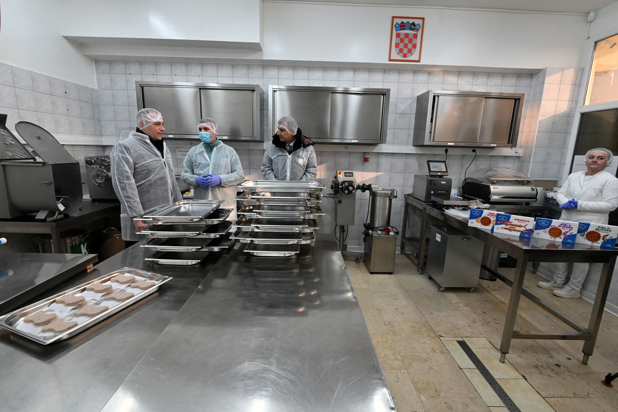 Vlajčić posjetio vukovarsku tvrtku za preradu ribe. Rade burgere, ćevape, ribasice...