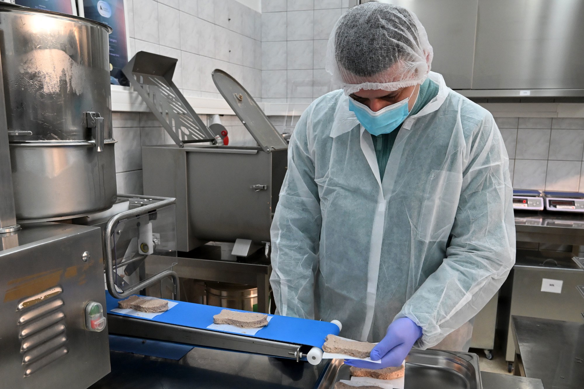 Vlajčić posjetio vukovarsku tvrtku za preradu ribe. Rade burgere, ćevape, ribasice...