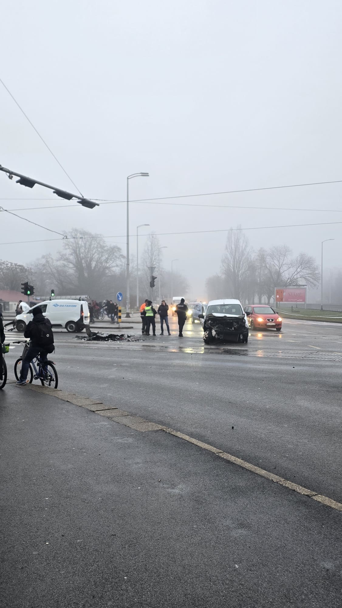 FOTO Sudar kod Vjesnika, nastao velik zastoj tramvaja. Ljudi masovno hodaju