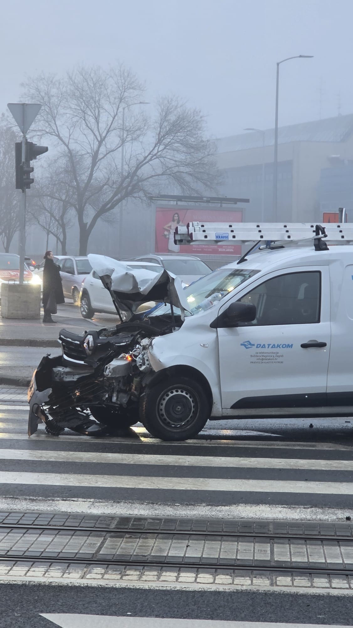 FOTO Sudar kod Vjesnika, nastao velik zastoj tramvaja. Ljudi masovno hodaju