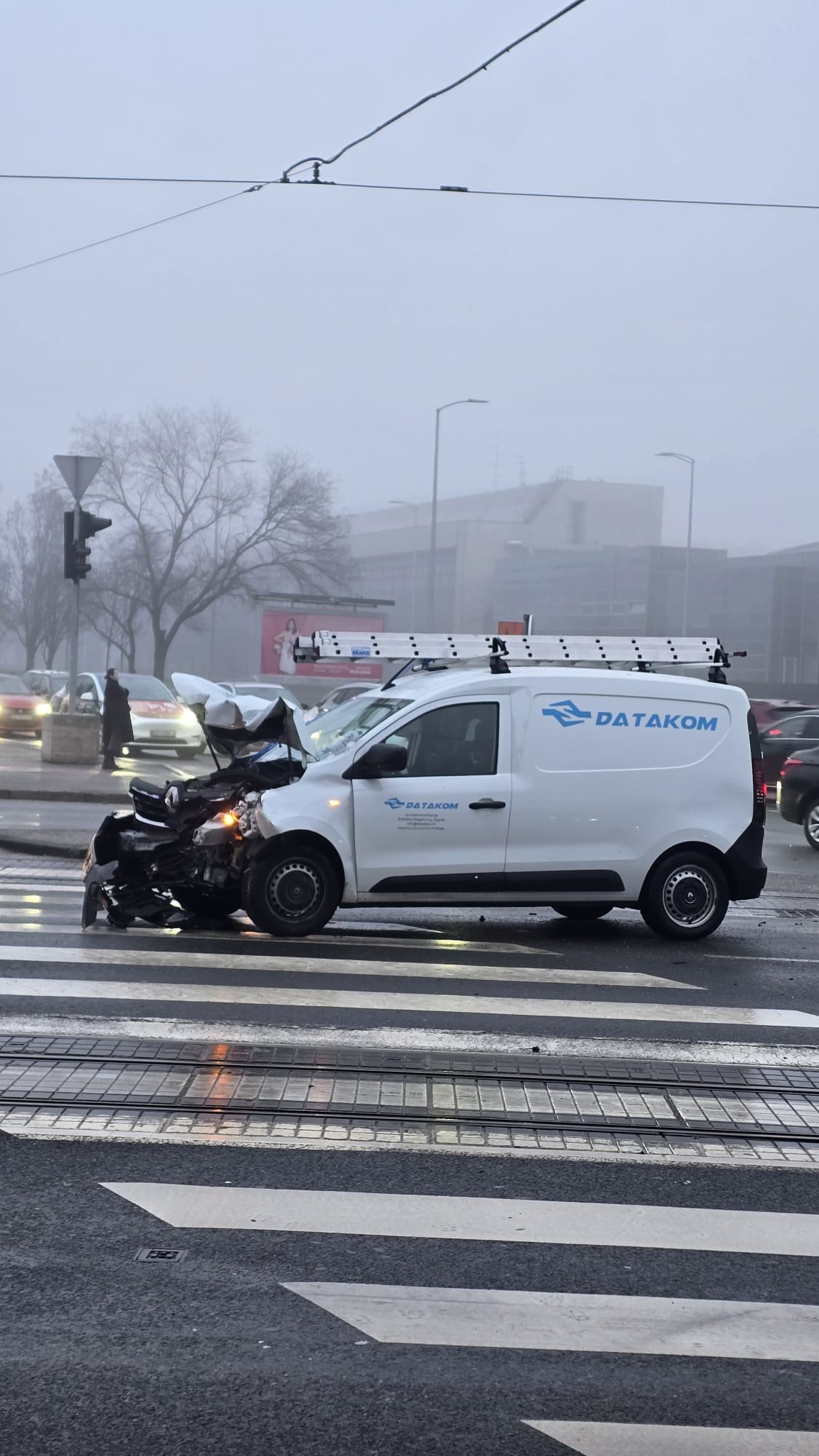 FOTO Sudar kod Vjesnika, nastao velik zastoj tramvaja. Ljudi masovno hodaju