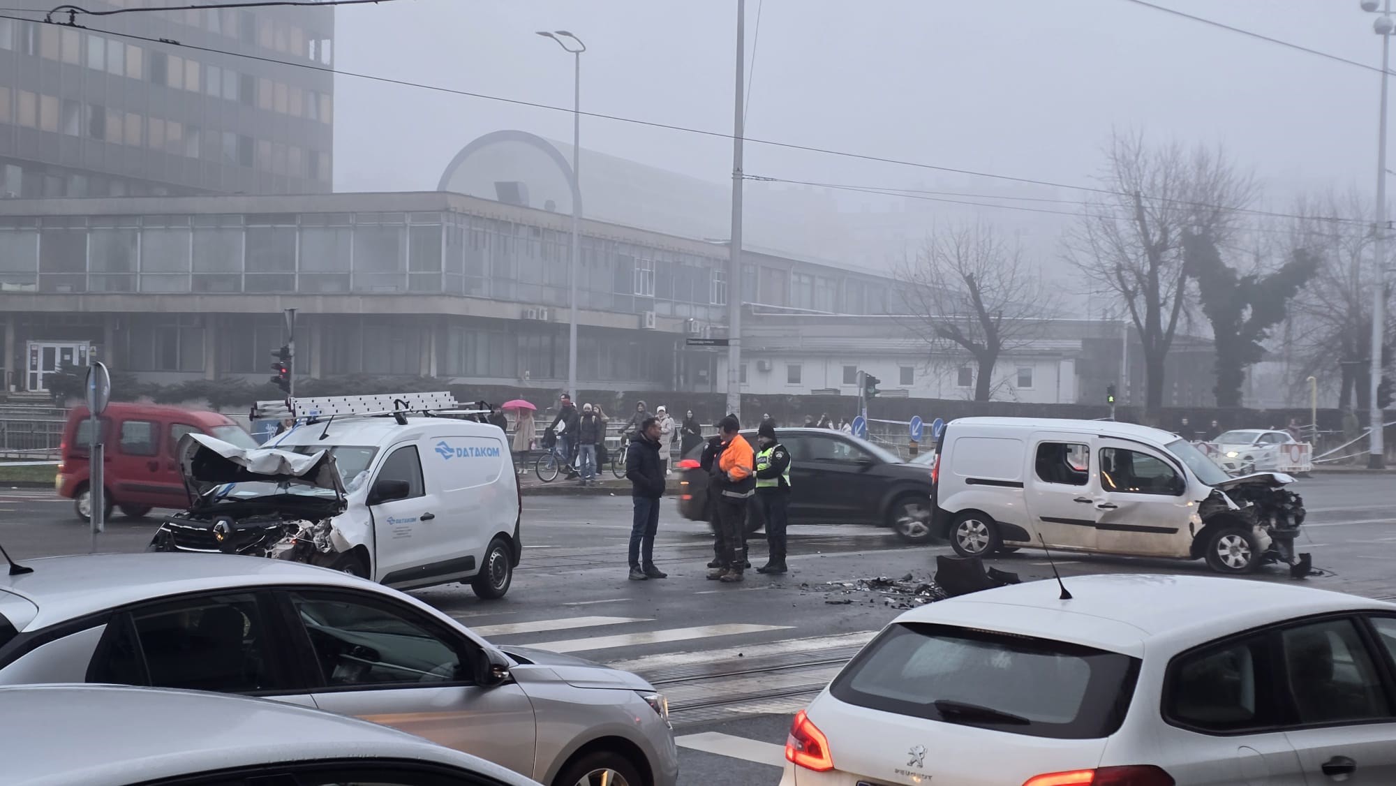 FOTO Sudar kod Vjesnika, nastao velik zastoj tramvaja. Ljudi masovno hodaju