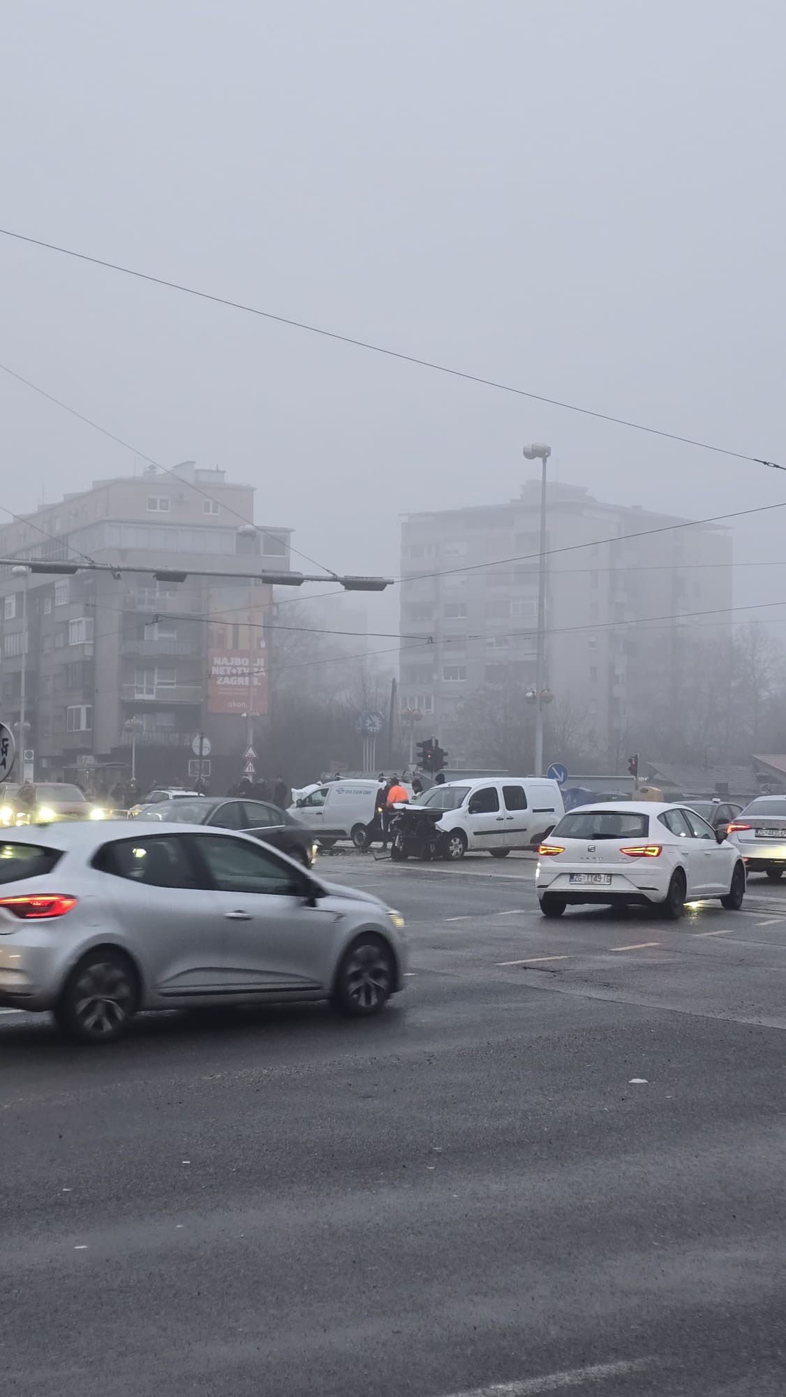 FOTO Sudar kod Vjesnika, nastao velik zastoj tramvaja. Ljudi masovno hodaju