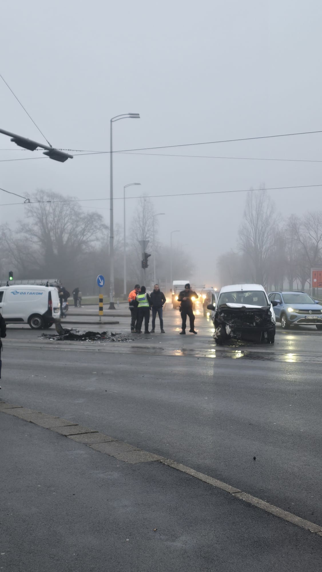 FOTO Sudar kod Vjesnika, nastao velik zastoj tramvaja. Ljudi masovno hodaju