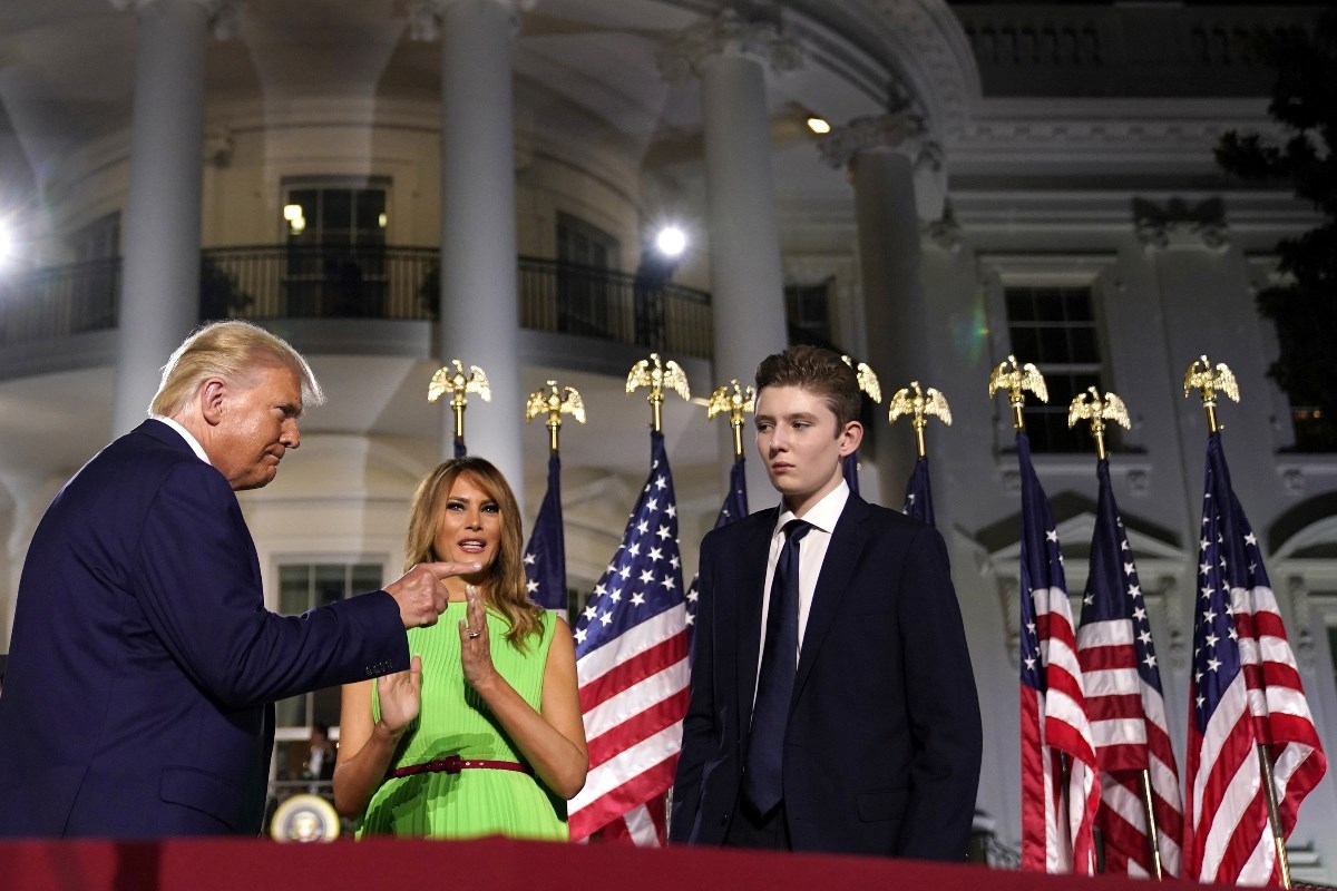 Mama ga je naučila slovenski i mazala kremama s kavijarom. Kako živi Barron Trump