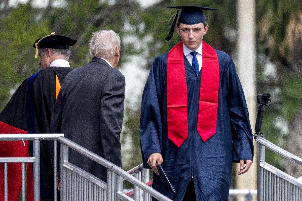 Mama ga je naučila slovenski i mazala kremama s kavijarom. Kako živi Barron Trump