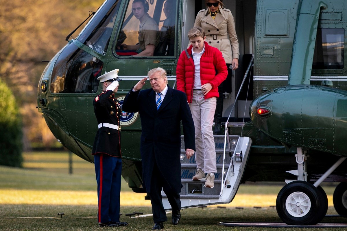 Mama ga je naučila slovenski i mazala kremama s kavijarom. Kako živi Barron Trump