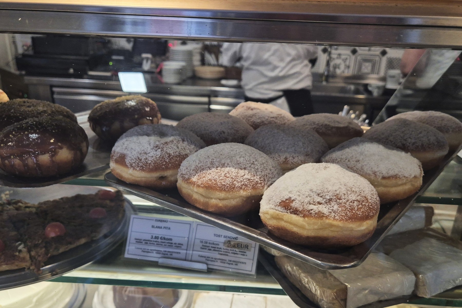 Svi pričaju o ovim mini krafnama i ne mogu se načuditi njihovoj cijeni. Probali smo