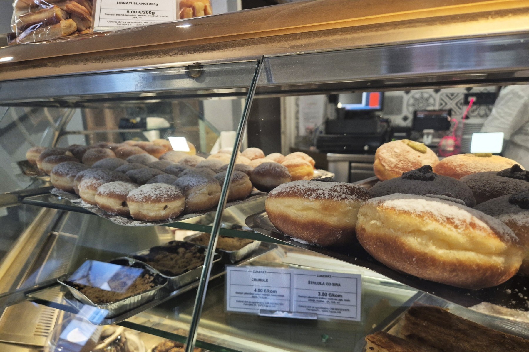 Svi pričaju o ovim mini krafnama i ne mogu se načuditi njihovoj cijeni. Probali smo