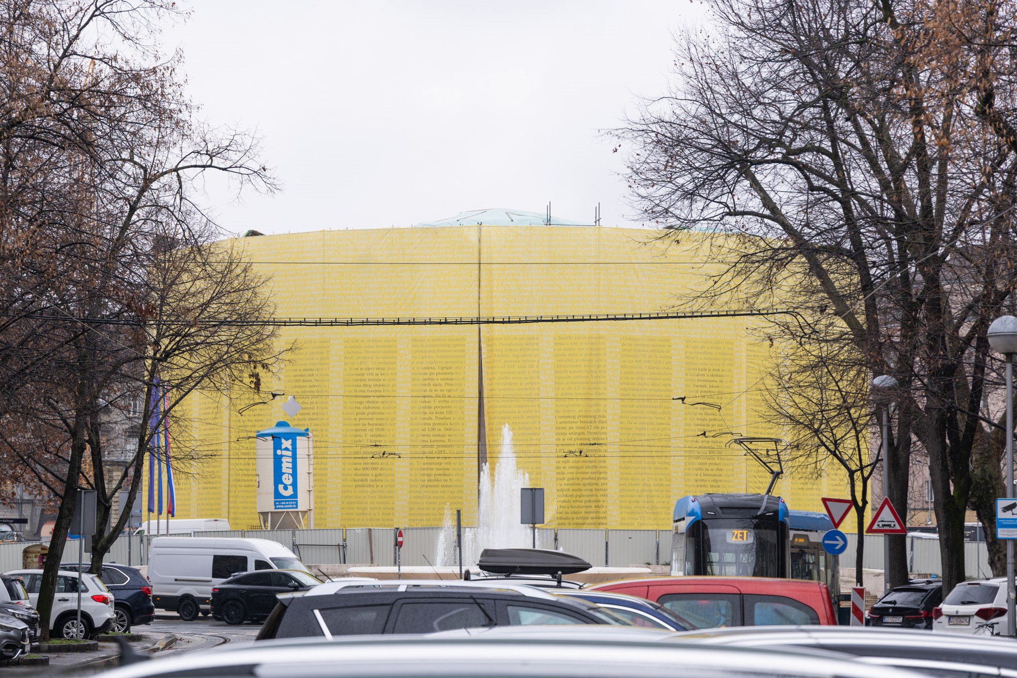 FOTO Žuto platno s porukom iz prošlosti prekrilo jedan od simbola Zagreba