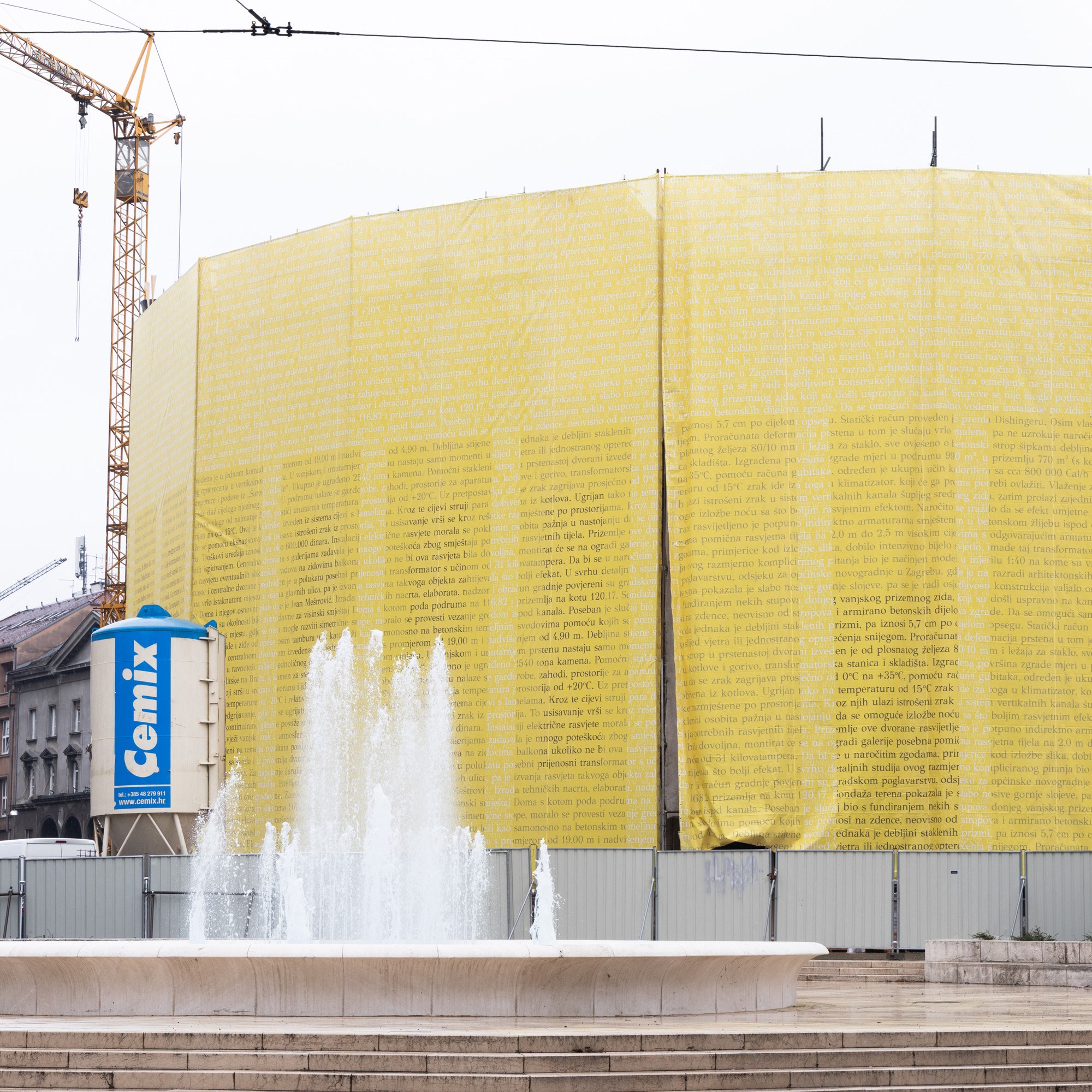 FOTO Žuto platno s porukom iz prošlosti prekrilo jedan od simbola Zagreba