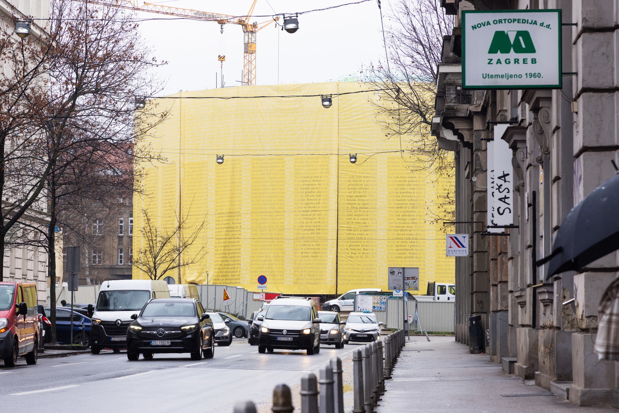 FOTO Žuto platno s porukom iz prošlosti prekrilo jedan od simbola Zagreba